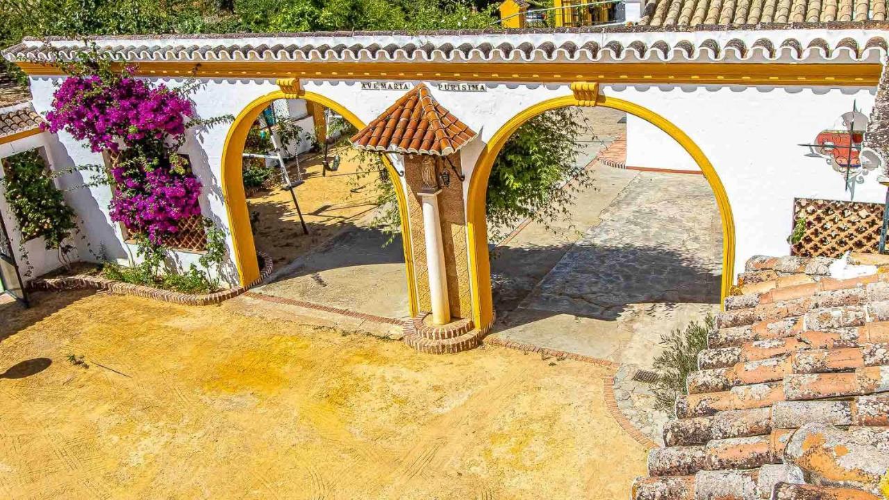 Hacienda típica sevillana en Marchena Lugar ideal para ver Andaluci Exterior foto